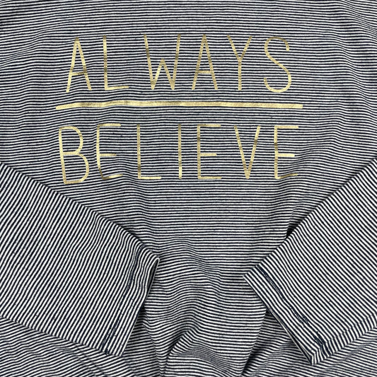 Graues Longsleeve mit gestreiftem Muster und Schriftzug 'Always Believe'. – detail