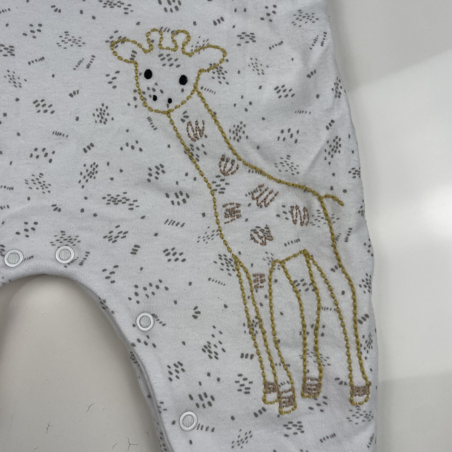 Weißer Baumwoll-Overall mit Elefanten, Giraffe und Bär – detail