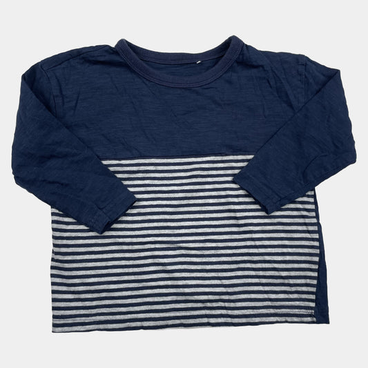 Blaues Langarmshirt mit Streifen für Kinder, Vorderansicht.