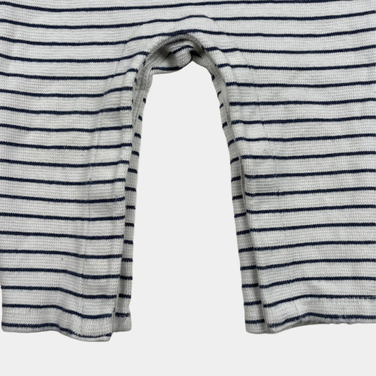 Gestreifter weißer und dunkelblauer Baby-Overall mit Knöpfen an den Trägern