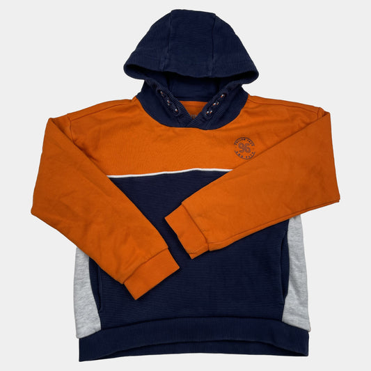 Orange-blauer Kapuzenpullover für Kinder mit gestreiftem Muster und Logo-Detail. – front