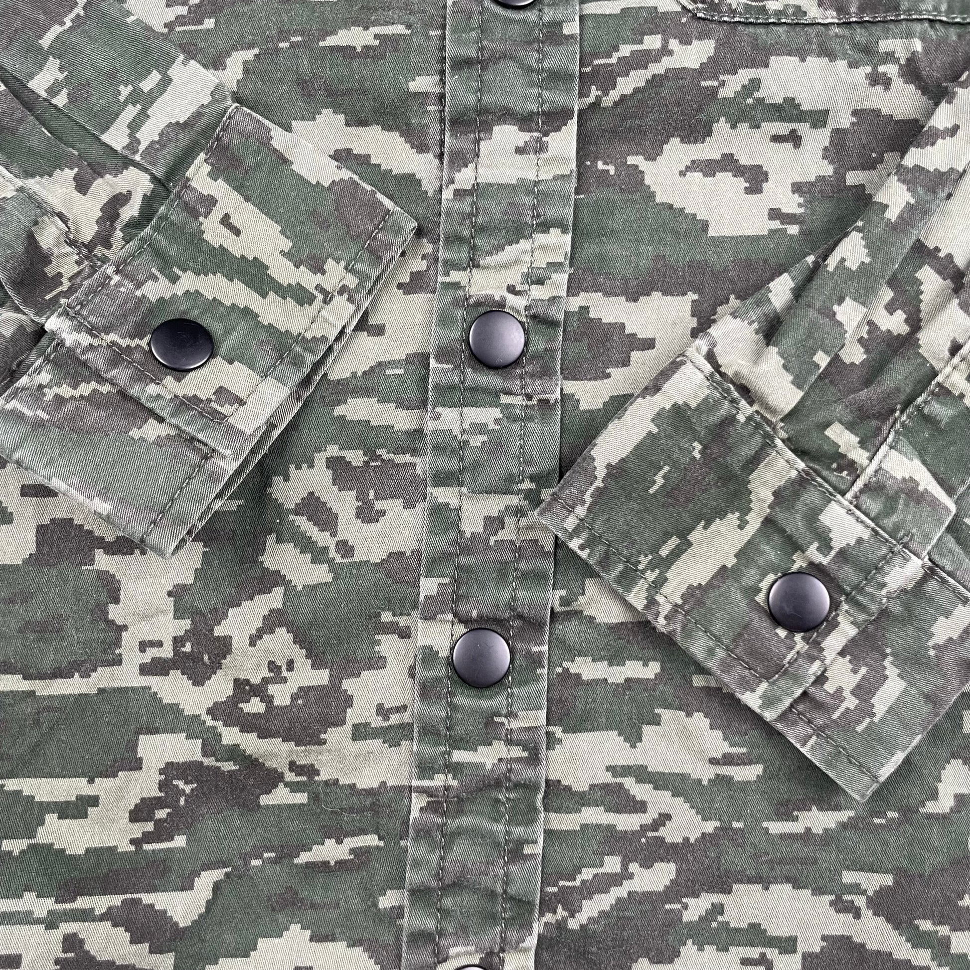 Grünes Camouflage-Hemd aus Baumwolle mit Knopfleiste – close‑up