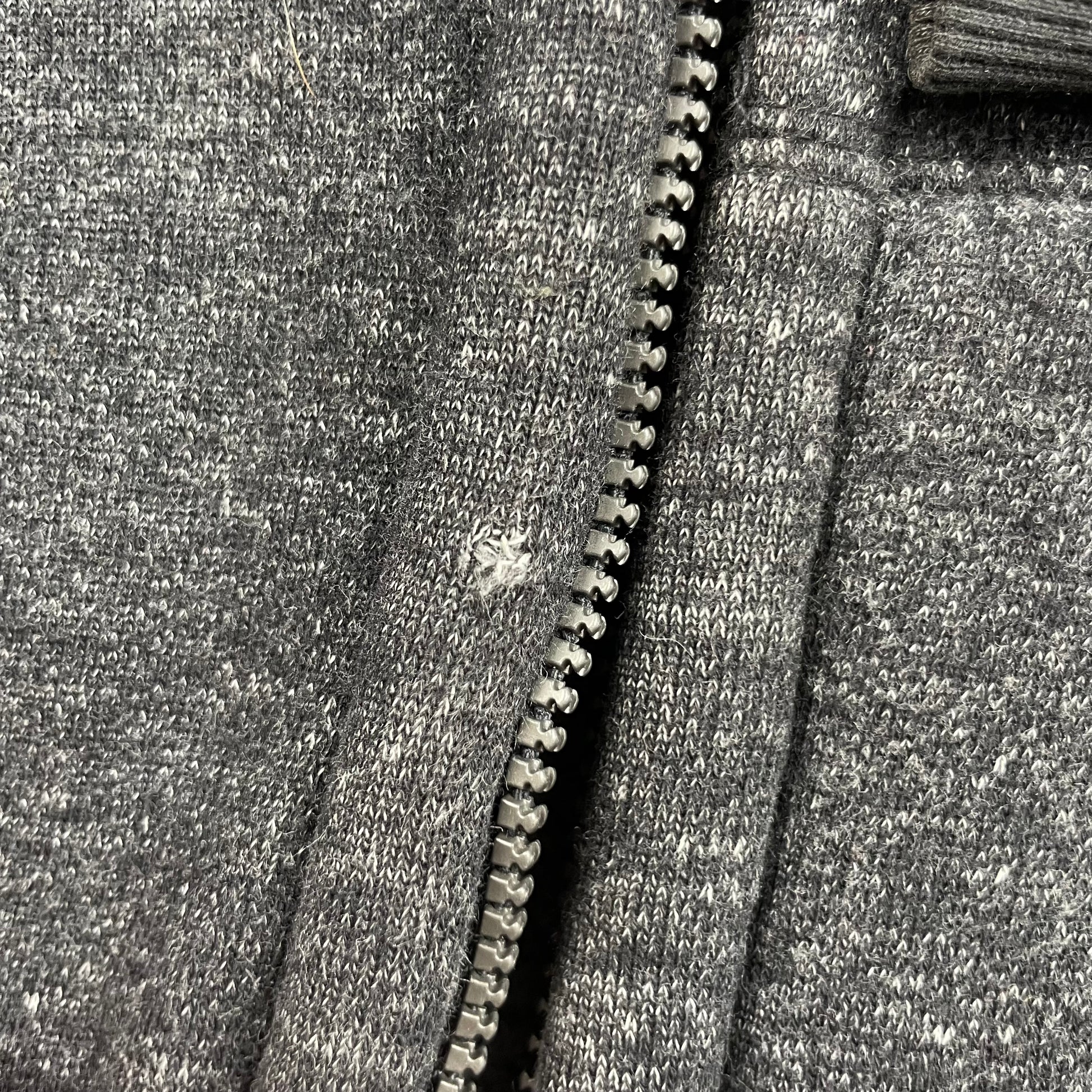Graue Fleece-Kapuzenjacke mit Taschen und Reißverschluss – detail
