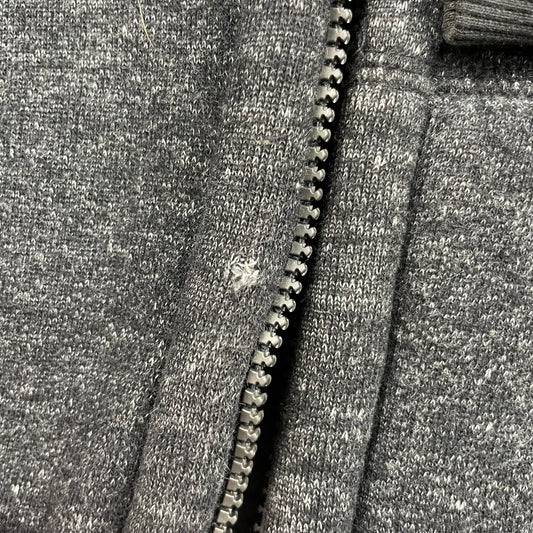 Graue Fleece-Kapuzenjacke mit Taschen und Reißverschluss – detail