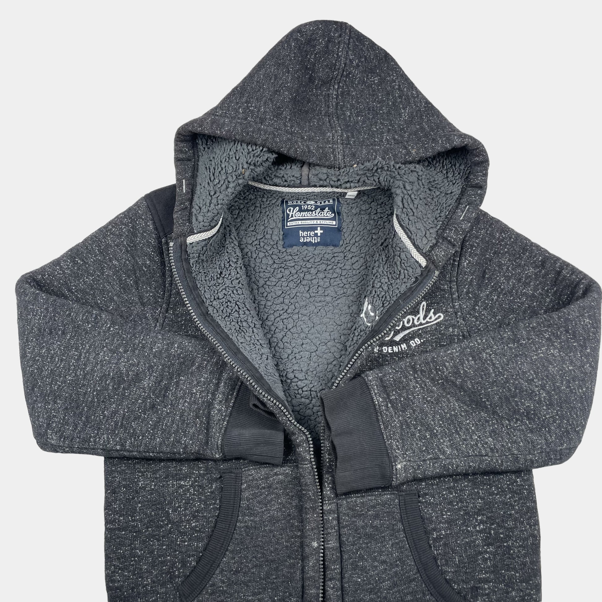 Graue Fleece-Kapuzenjacke mit Taschen und Reißverschluss – inside