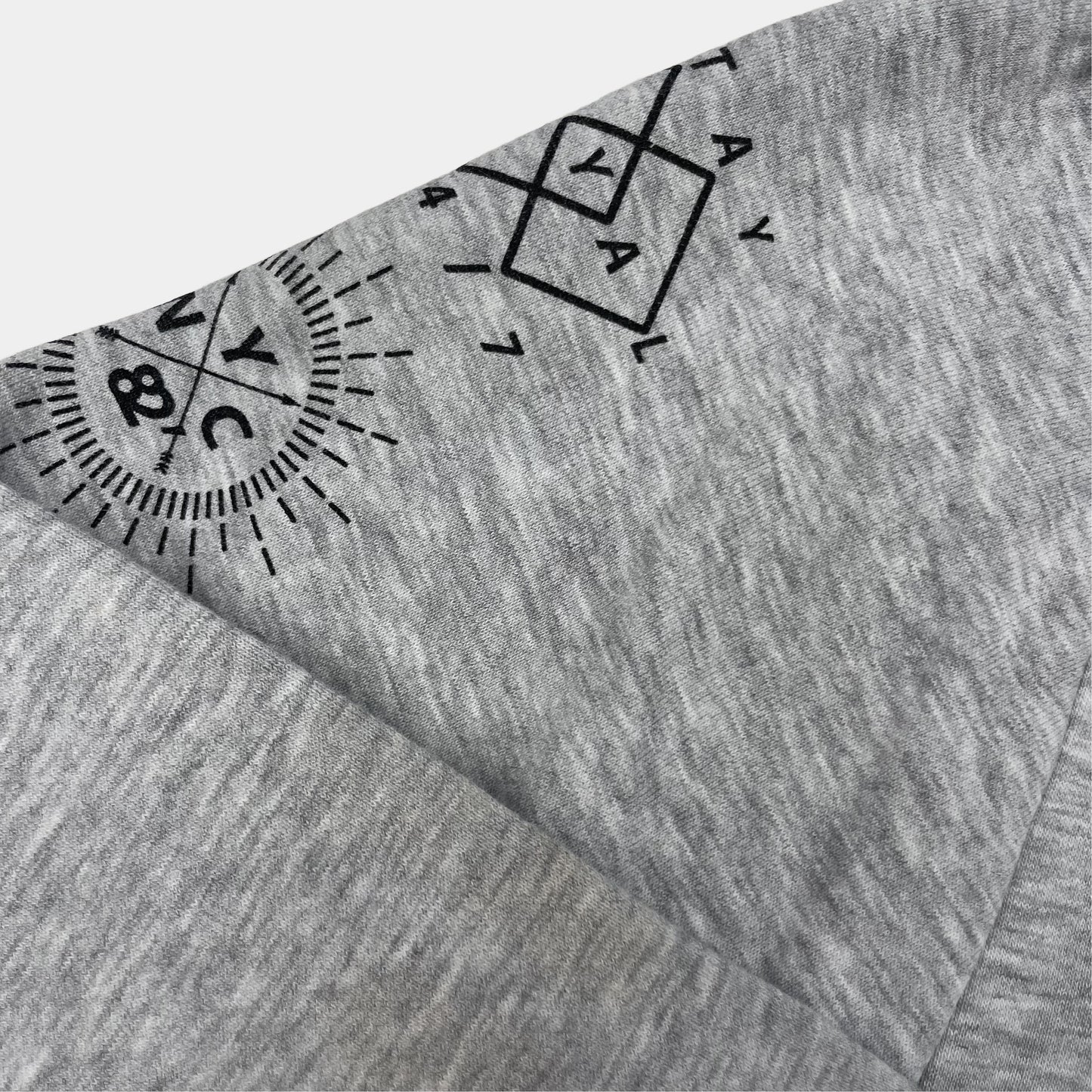 Grauer Pullover mit NYC-Schriftzug und Camouflage-Details von Next, Größe 9 Jahre – detail