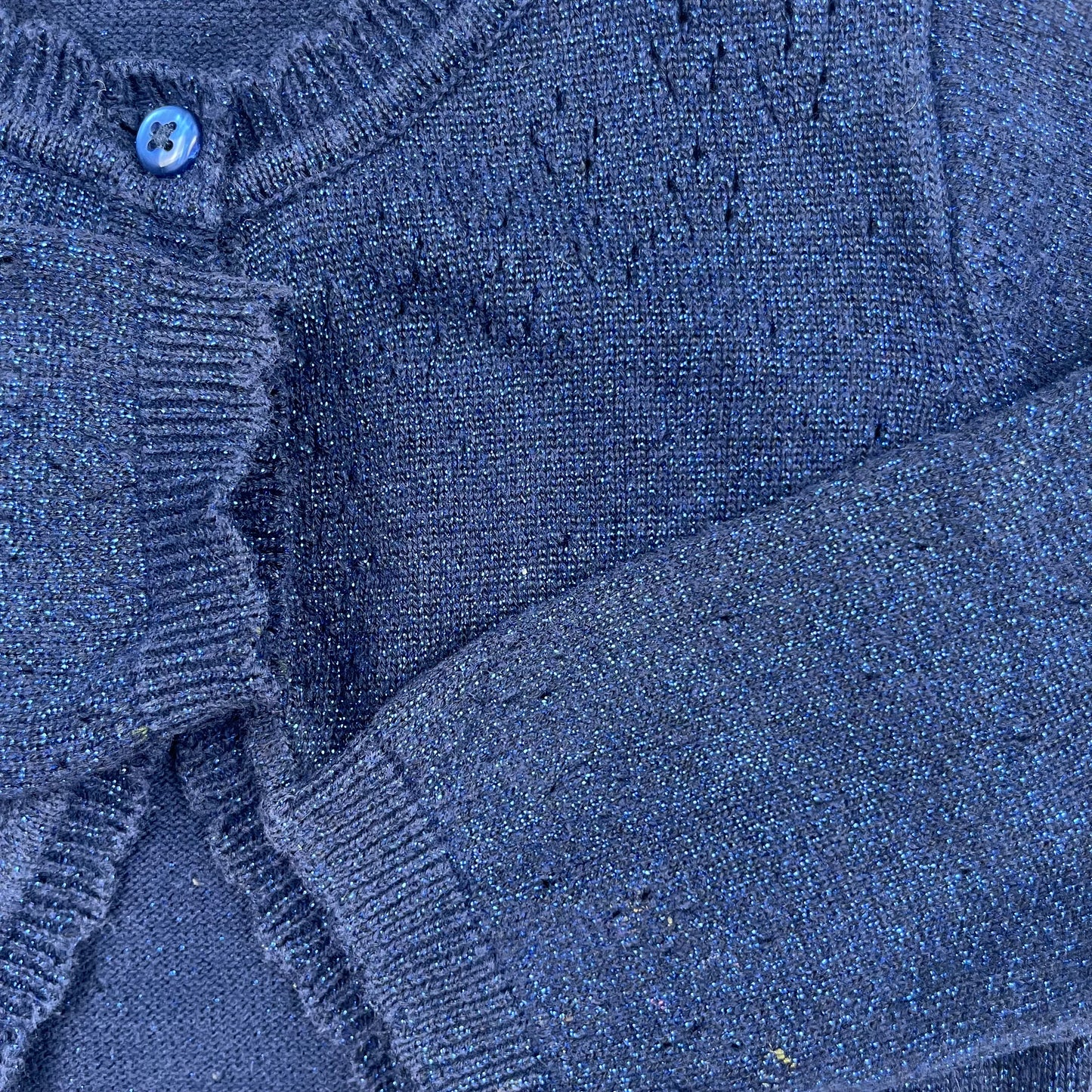 Marinefarbene Strickjacke mit einfacher Knopfleiste – detail