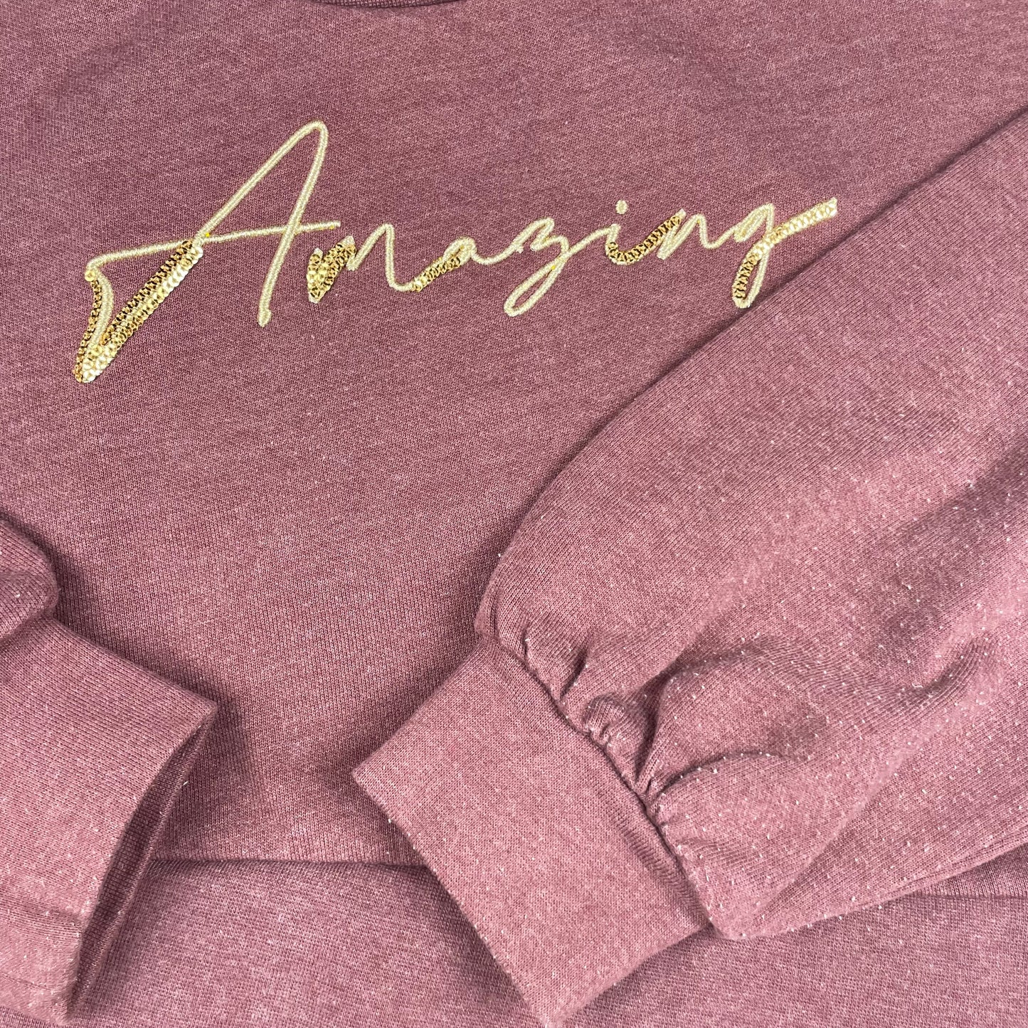 Lila Glitzerkleid mit Tüllrock und Schriftzug. – logo