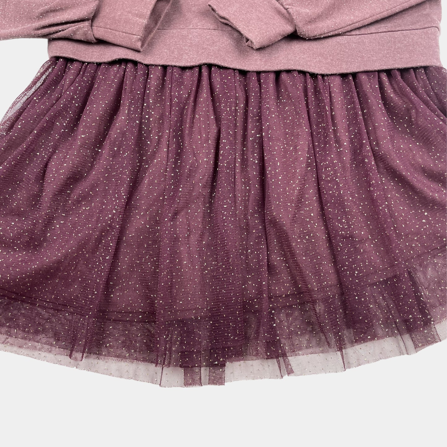 Lila Glitzerkleid mit Tüllrock und Schriftzug. – fabric