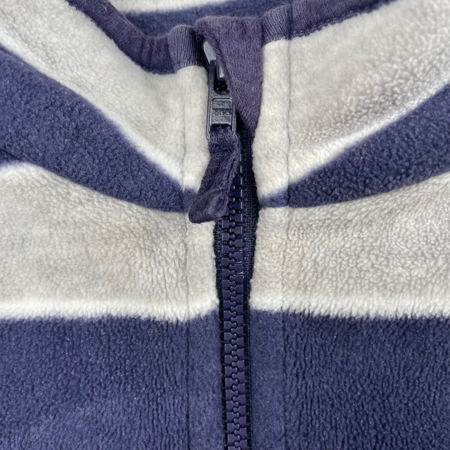 Blauer Fleece-Pullover mit grauen Streifen und Reißverschluss. – detail
