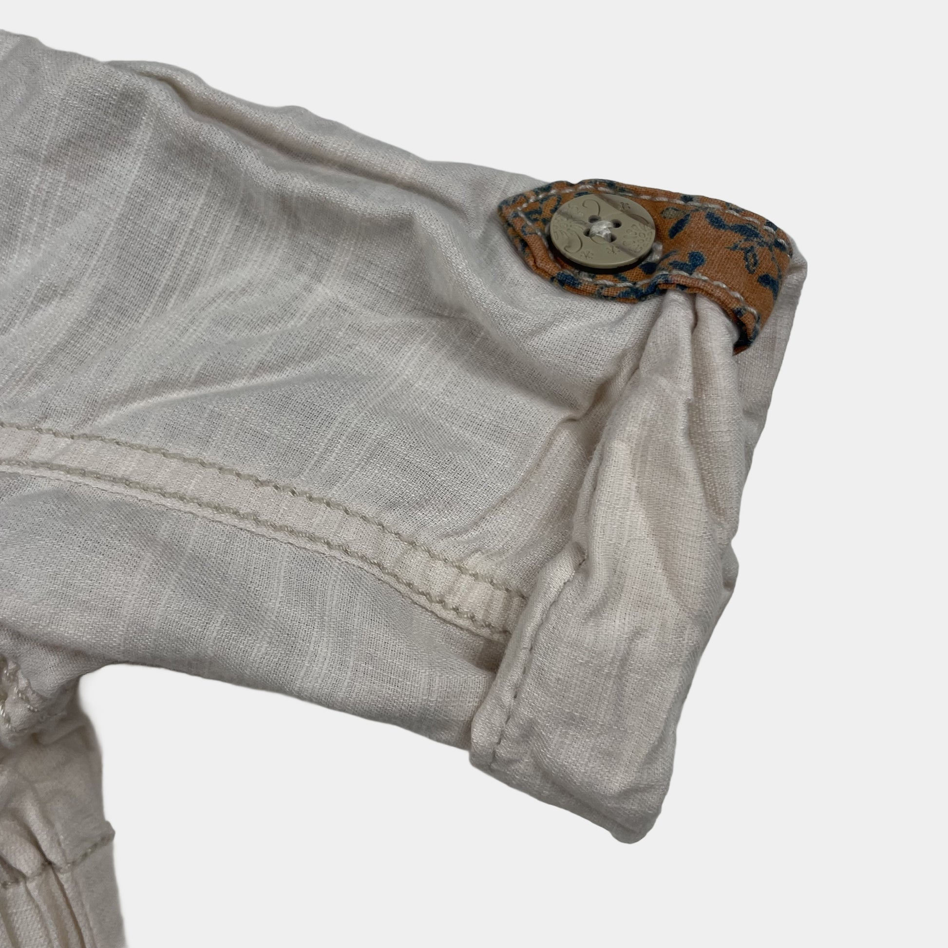 Beige Kapuzenjacke mit Schmetterlingsmotiven auf den Taschen – sleeve