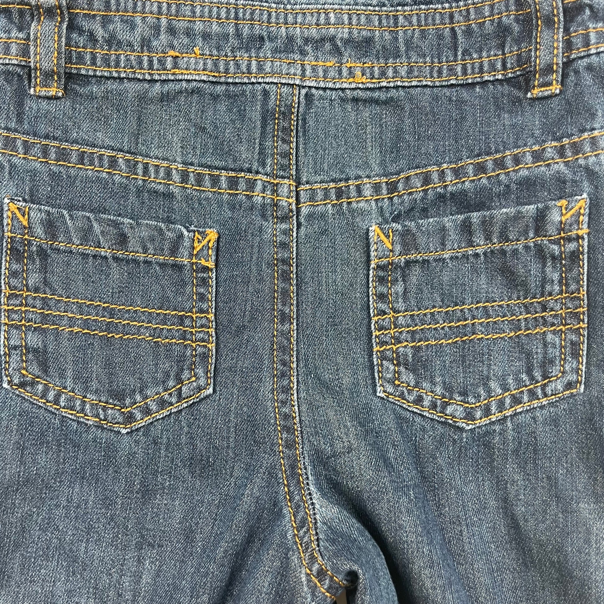 Dunkelblauer Denim-Overall für Kleinkinder, Größe 3-6 Monate, mit Taschen und verstellbaren Trägern. – detail