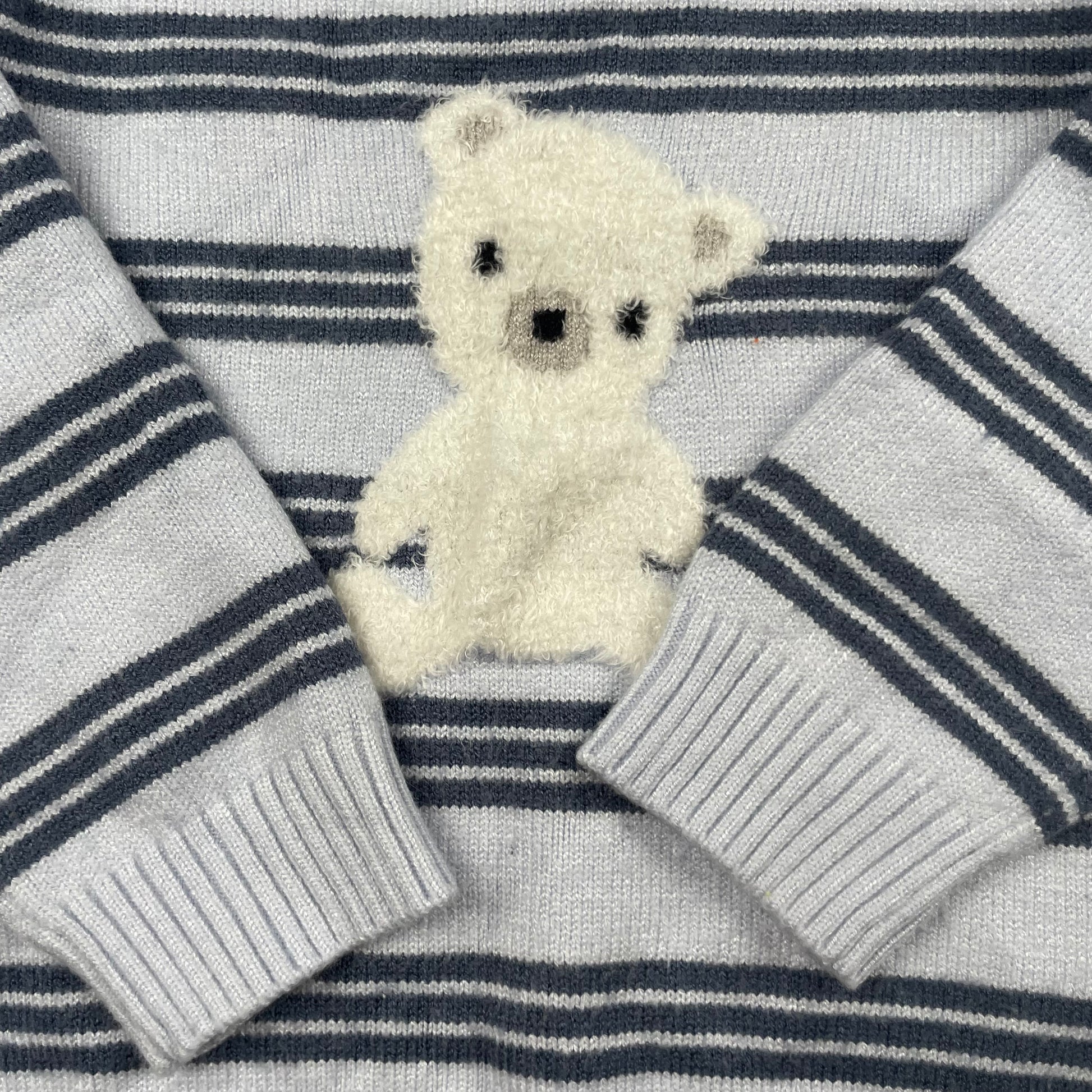 Blauer Strickpullover mit Streifenmuster und Bärenmotiv, Größe 6-9 Monate – detail