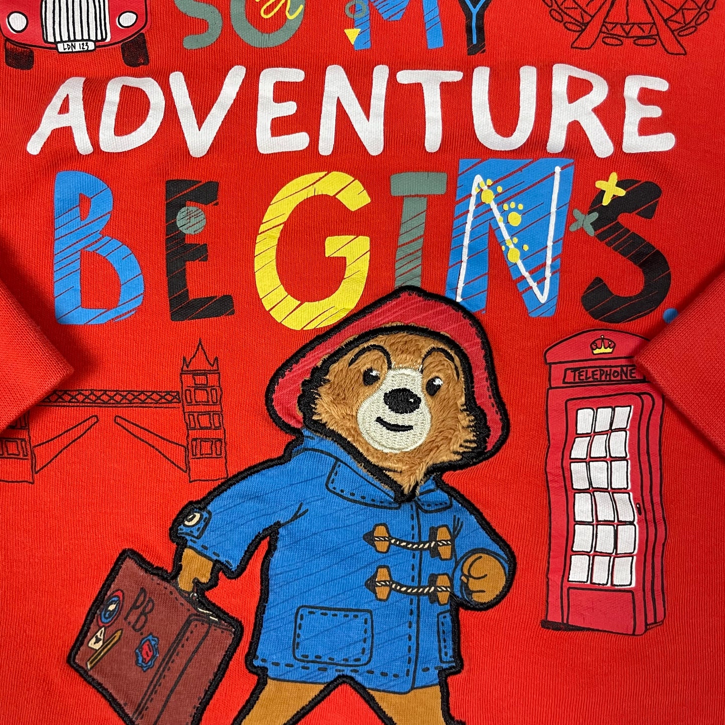 Rotes Langarmshirt mit Abenteuer-Motiv und Paddington-Aufdruck – detail