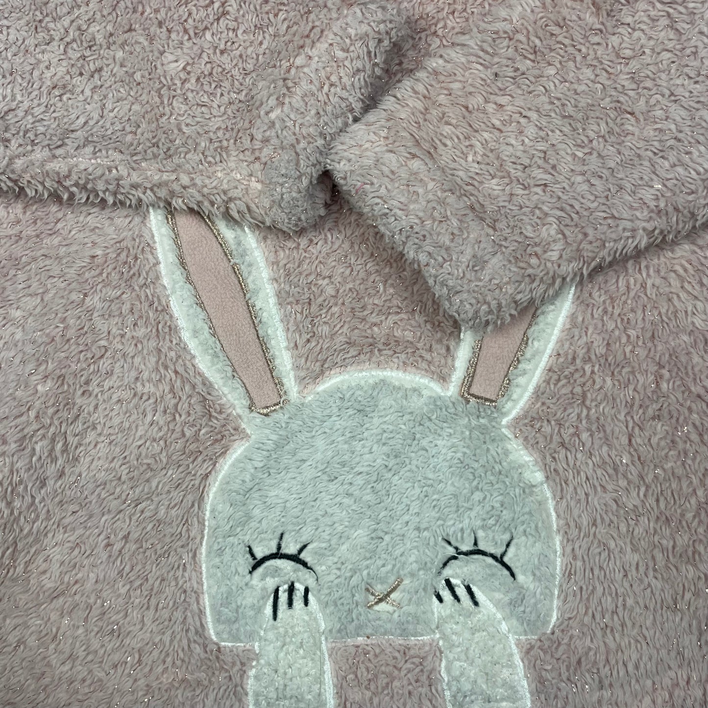 Flauschiger rosa Pullover mit Kapuze und Hasenmotiv für Kinder – detail