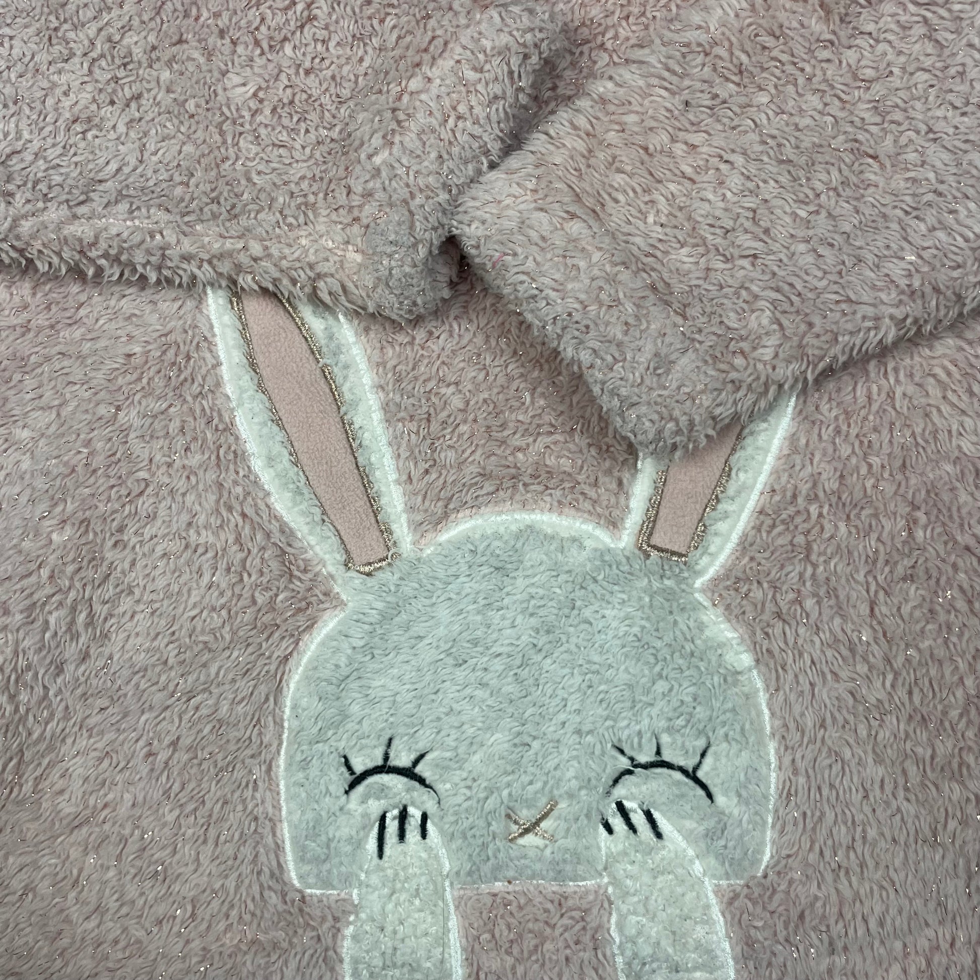 Flauschiger rosa Pullover mit Kapuze und Hasenmotiv für Kinder – detail