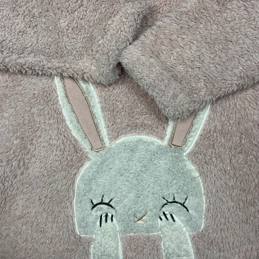 Flauschiger rosa Pullover mit Kapuze und Hasenmotiv für Kinder – detail