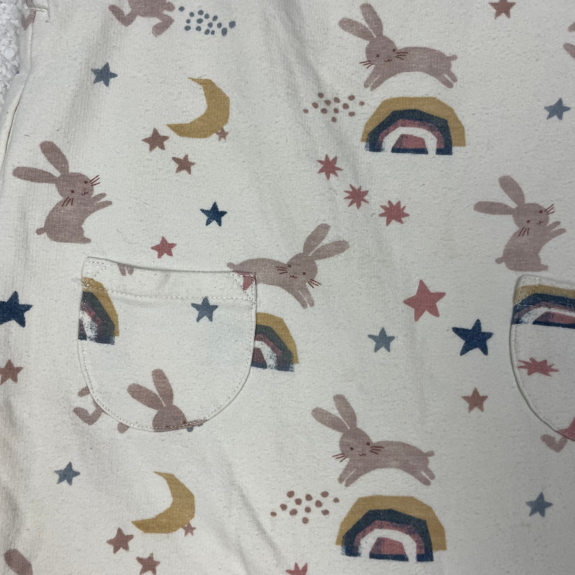 Beiger Overall aus Baumwolle mit Hasen- und Regenbogenmuster für Kinder – detail