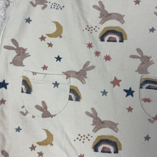 Beiger Overall aus Baumwolle mit Hasen- und Regenbogenmuster für Kinder – detail