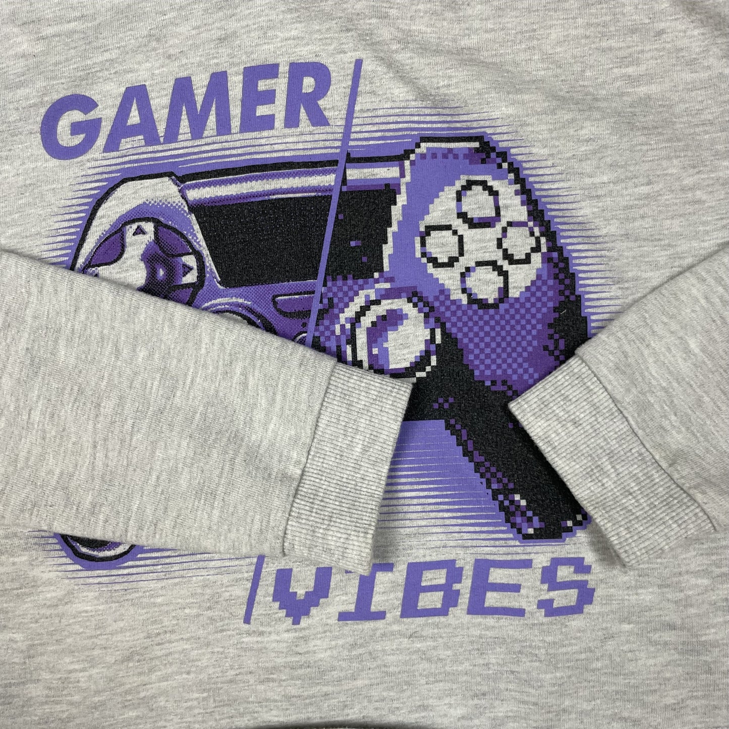 Grauer Kapuzenpullover mit Gamer-Aufdruck – detail