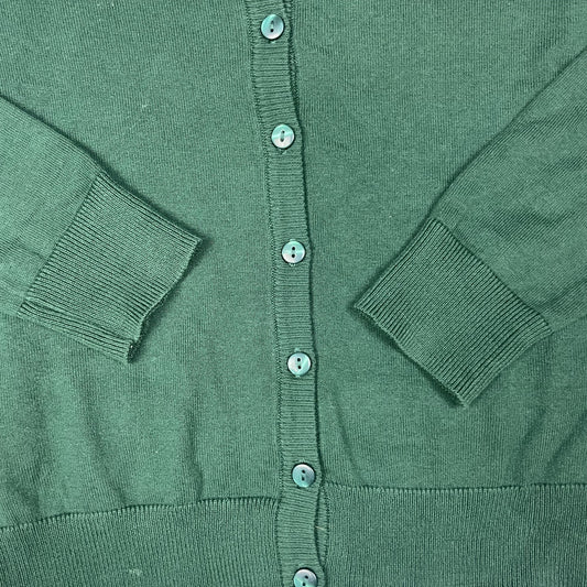Grüne Strickjacke mit Knopfleiste und V-Ausschnitt – detail