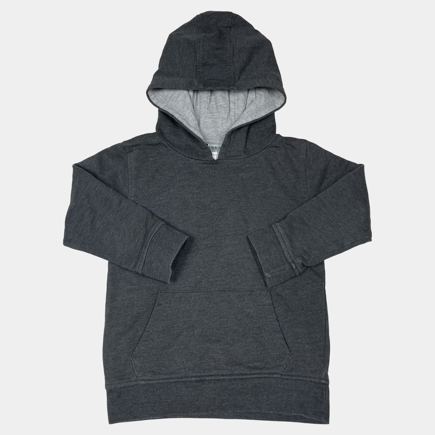 Grauer Baumwoll-Kapuzenpullover mit Kängurutasche und langen Ärmeln.