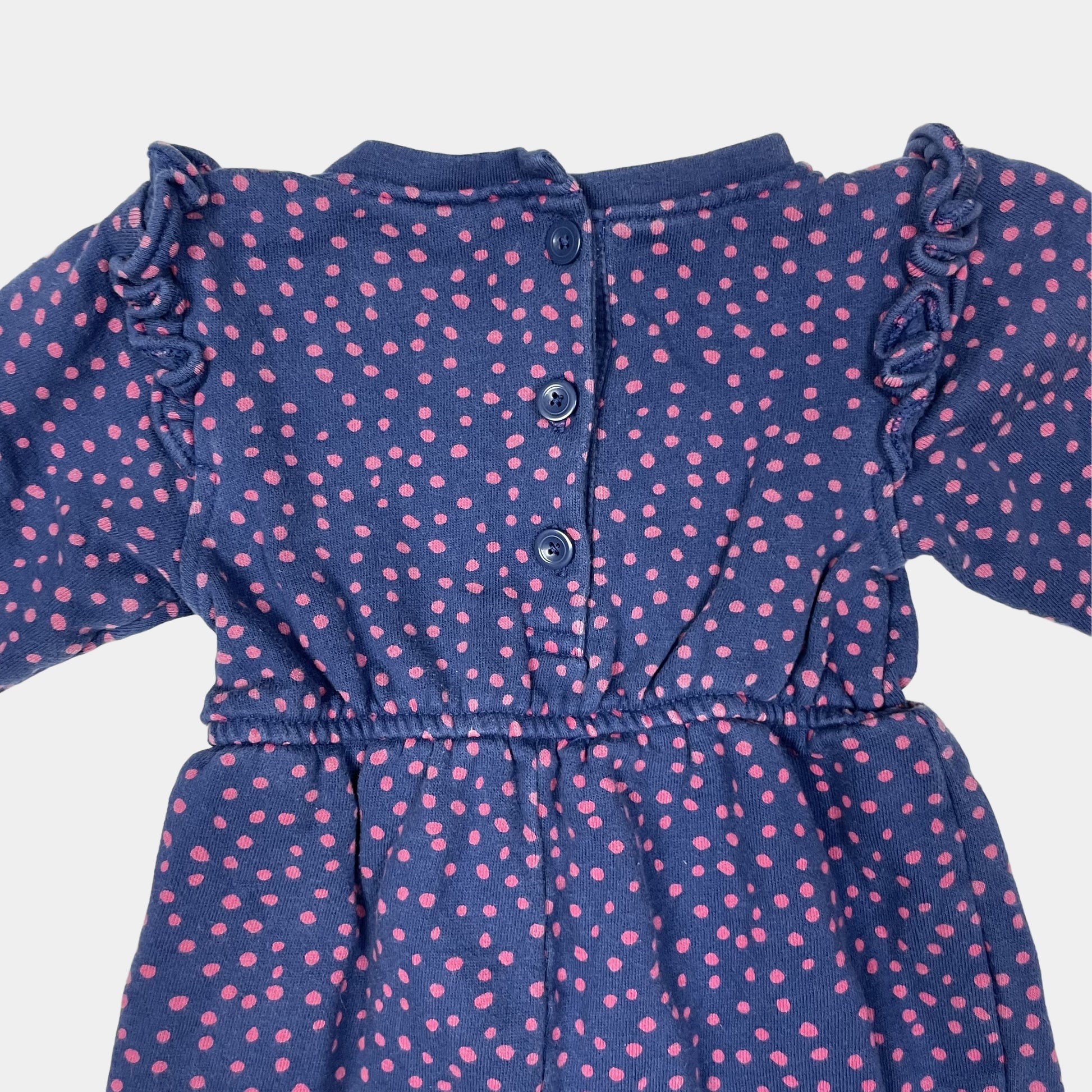 Blauer Overall mit rosa Punkten und Rüschen für Babys – detail
