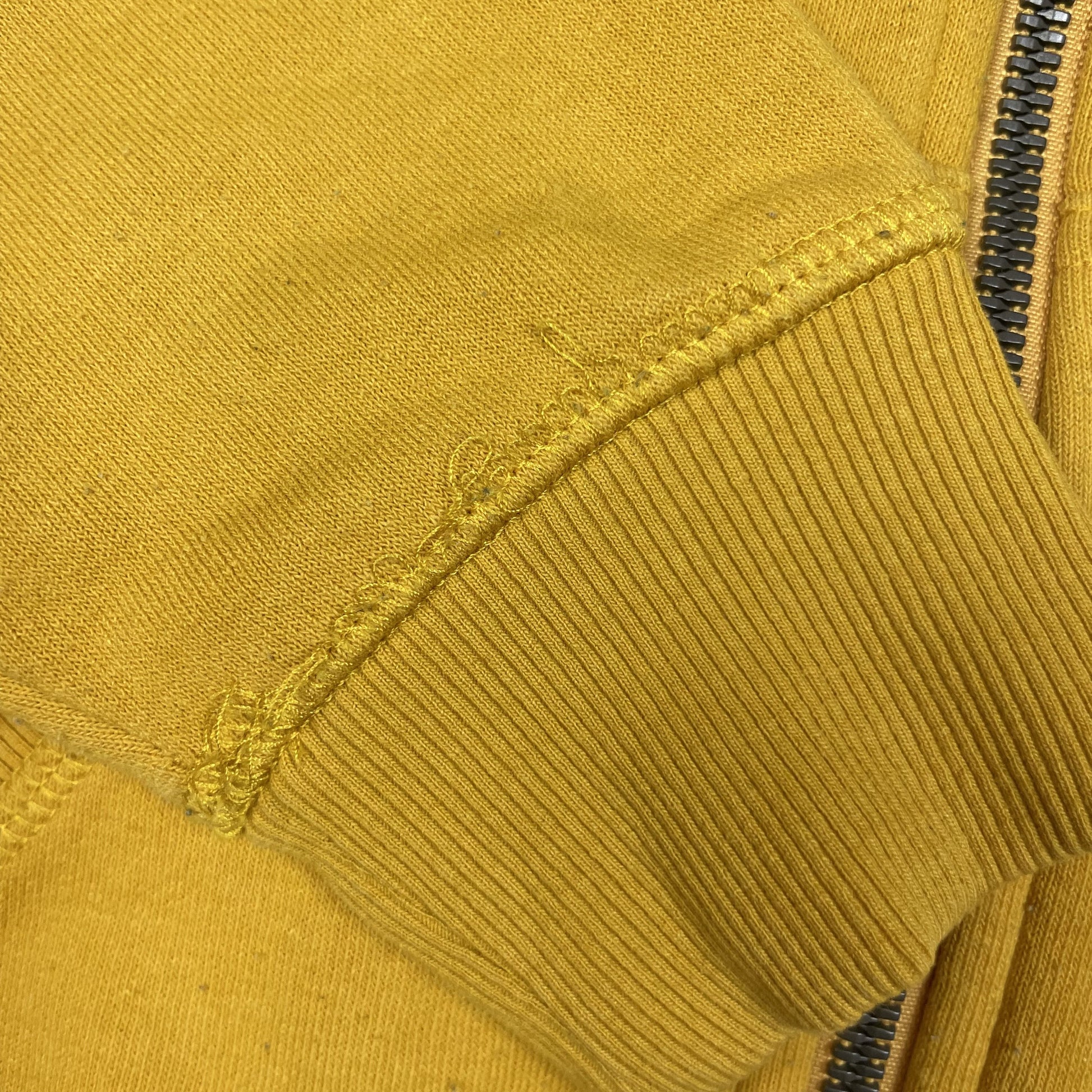 Gelbes Kapuzen-Sweatshirt mit Stickerei für Kinder – sleeve