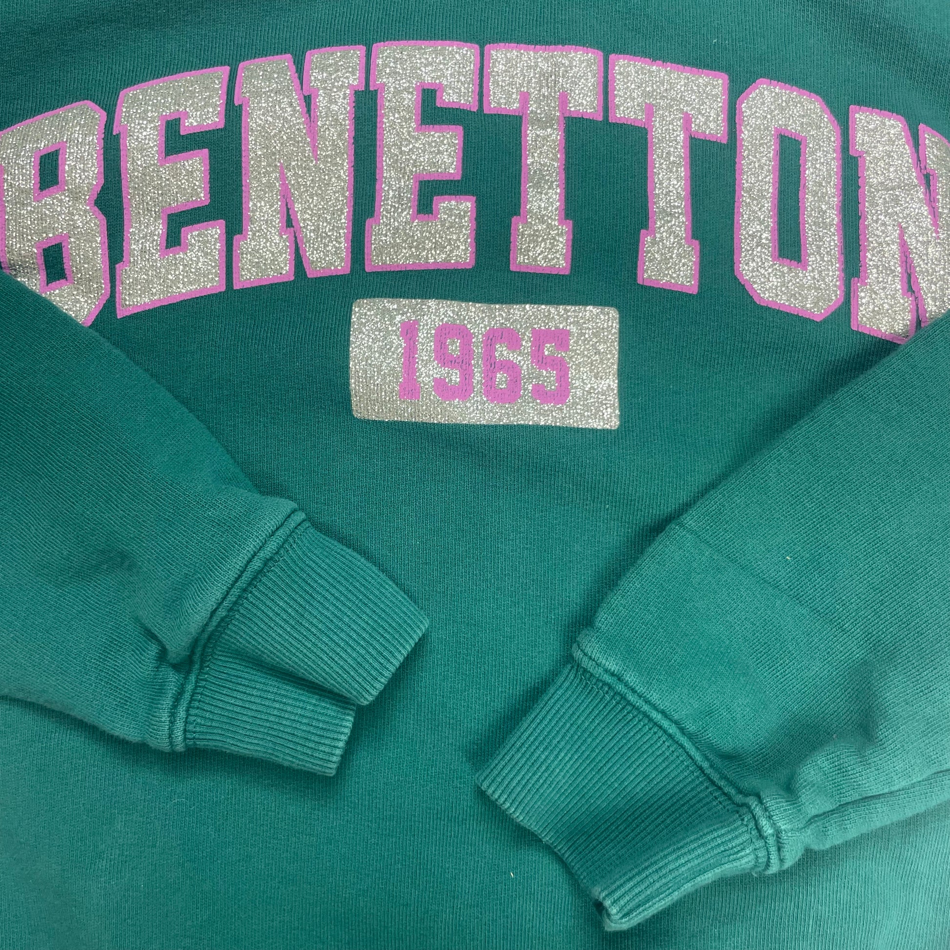 Grünes Baumwoll-Sweatshirt mit glitzerndem Schriftzug von Benetton für Kinder – detail