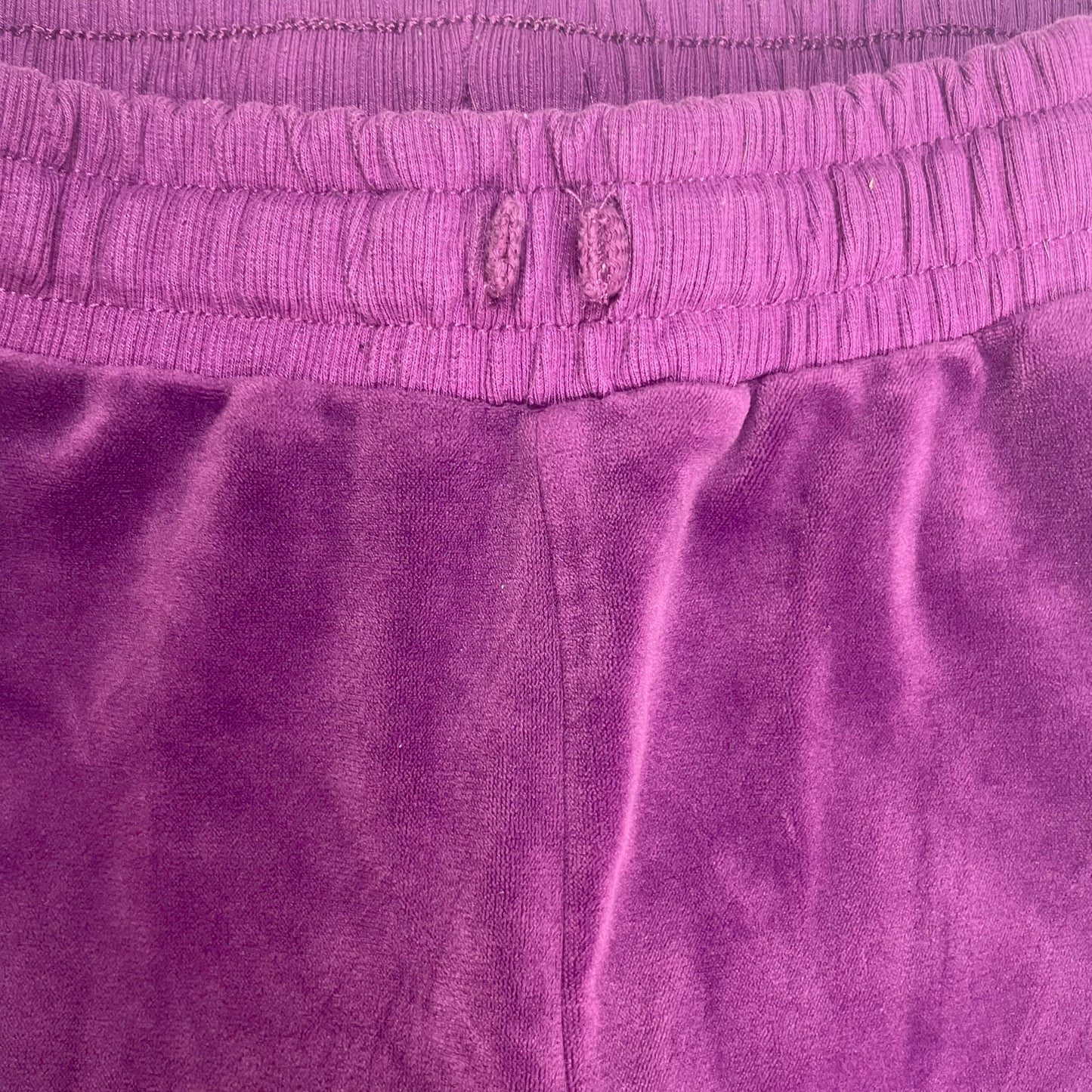 Lila Hose aus Samt mit elastischem Bund und Bündchen an den Knöcheln – detail
