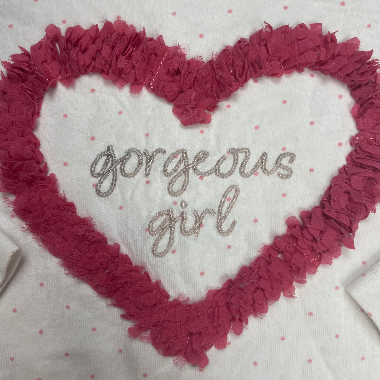 Weißes Baumwollshirt mit Herzmotiv und langer Ärmel – detail