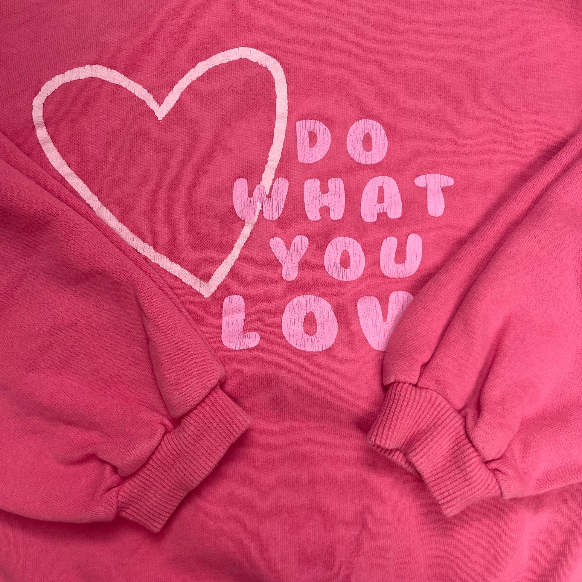 Rosa Sweatshirt mit Herz- und Schriftaufdruck für Kinder – detail