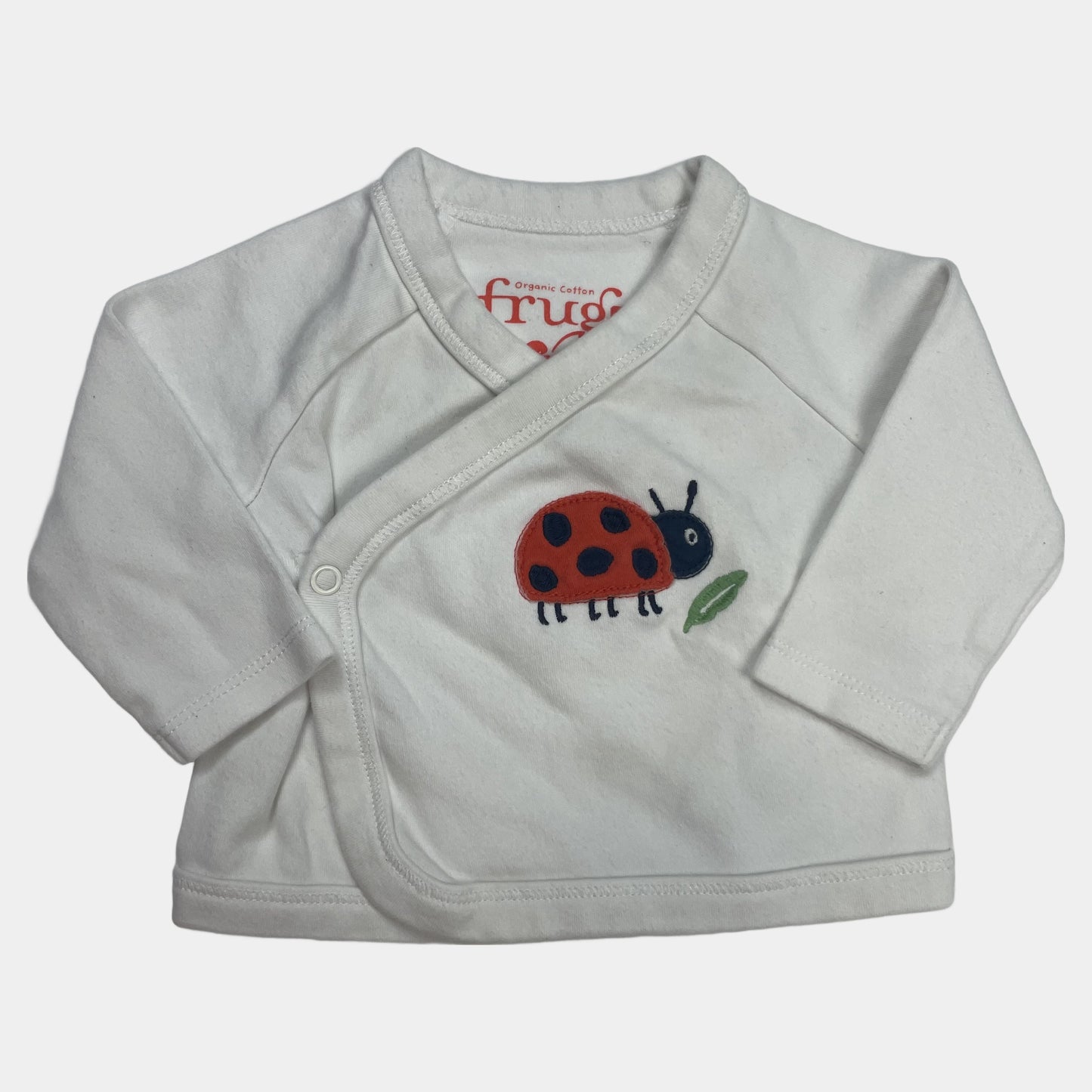 Weißer Baby-Kimono mit Marienkäfer-Applikation auf der Vorderseite – front