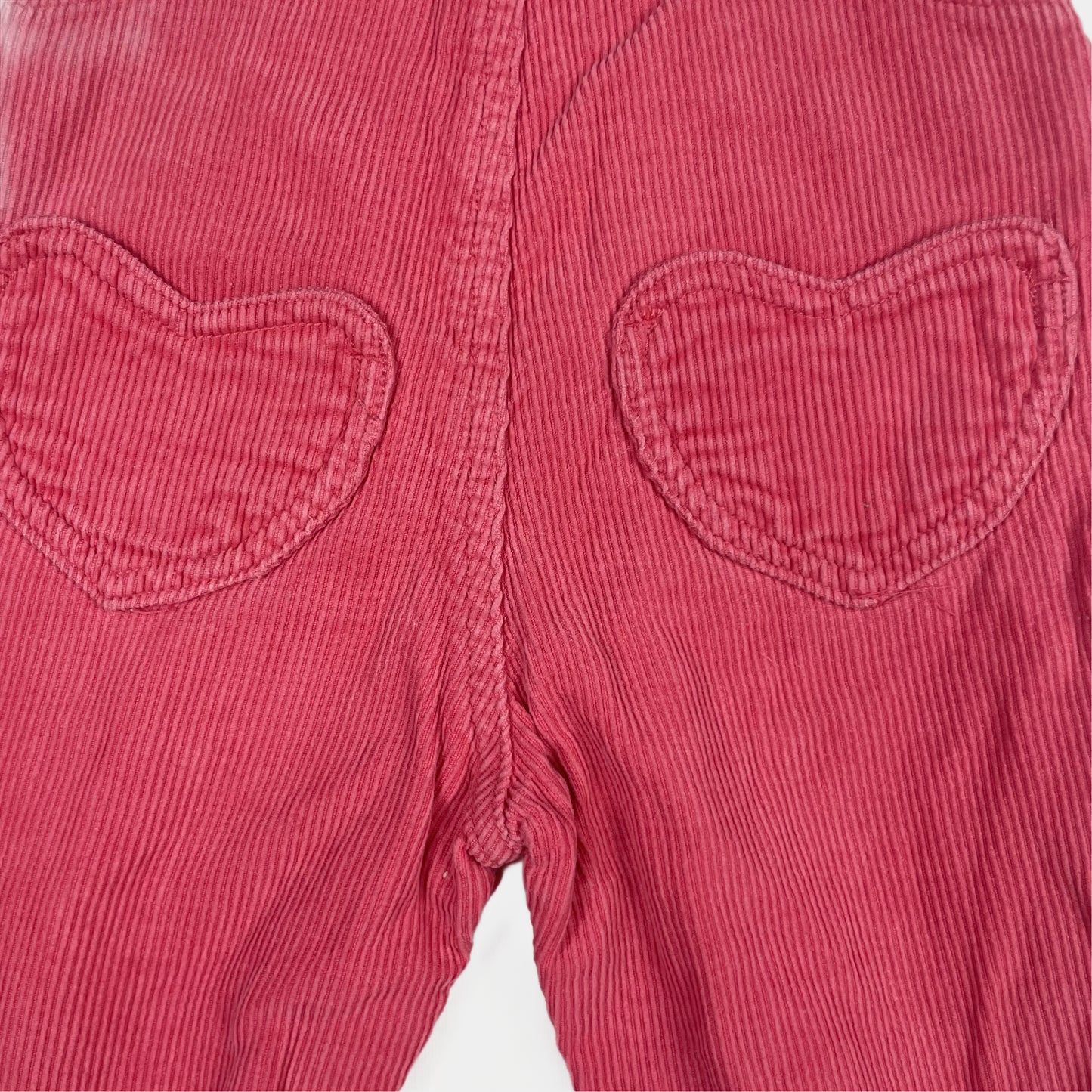 Rosa Cord-Latzhose mit Stickerei, Größe 6-9 Monate (74 cm) – close‑up