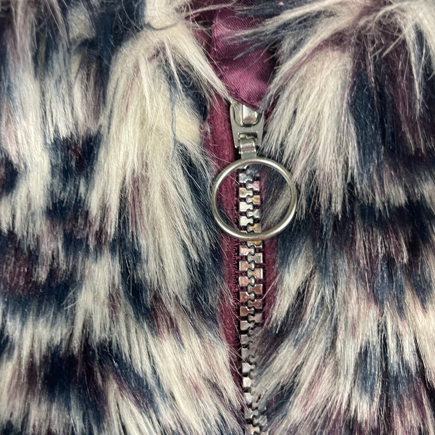 Kunstfellweste mit Leopardenmuster und Reißverschluss, Größe 7-8 Jahre – detail