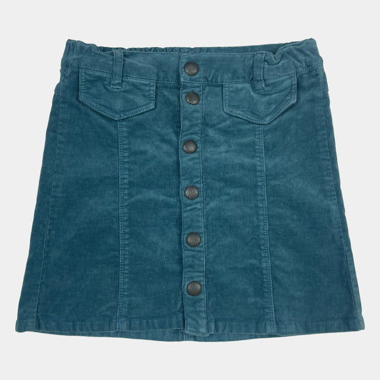Blauer Cordrock mit Knopfleiste und Taschenklappen vorne. – front