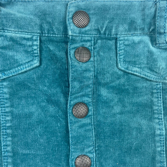 Blauer Cordrock mit Knopfleiste und Taschenklappen vorne. – detail