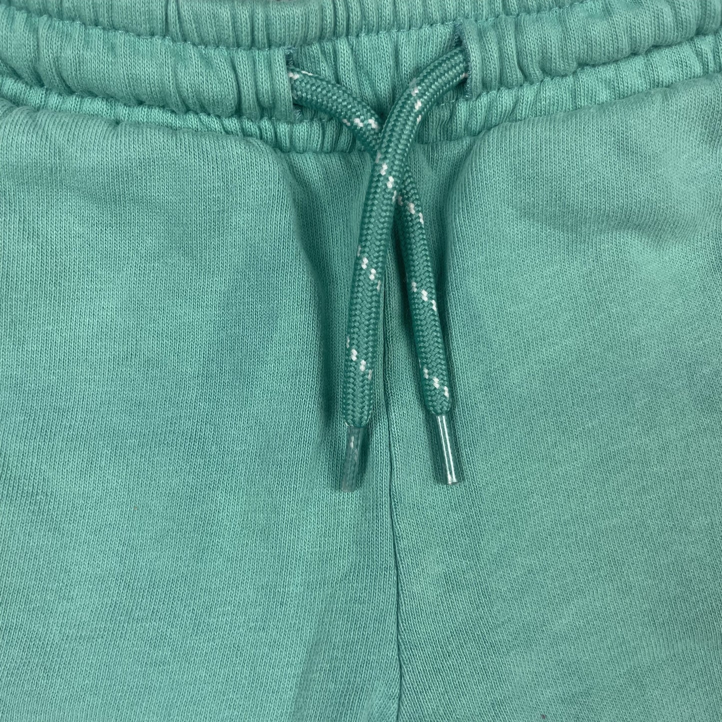 Grüne Jogginghose für Kinder mit seitlichen Dino-Details. – inside