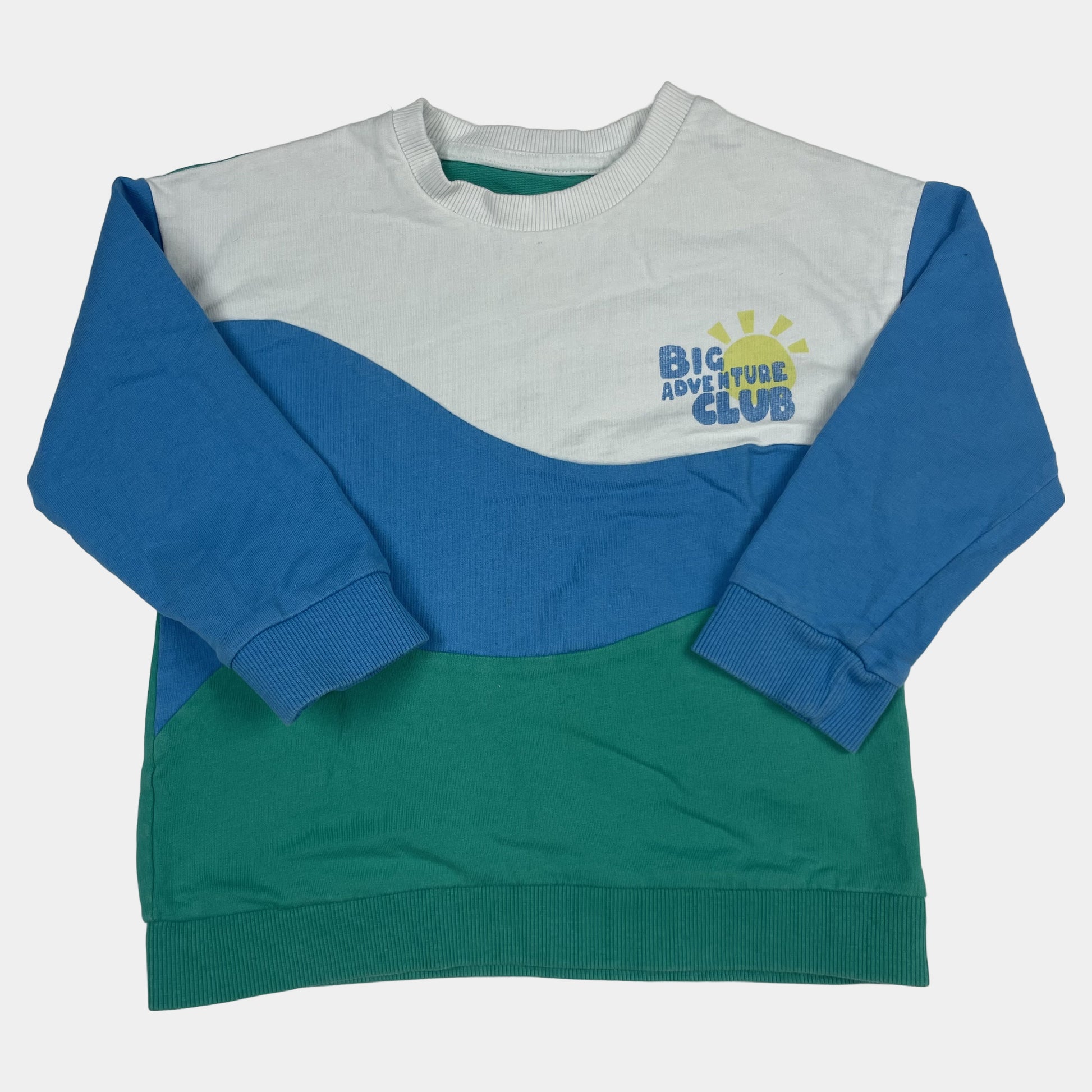 Weiß-blauer Baumwoll-Pullover mit "Big Adventure Club" Druck. – front