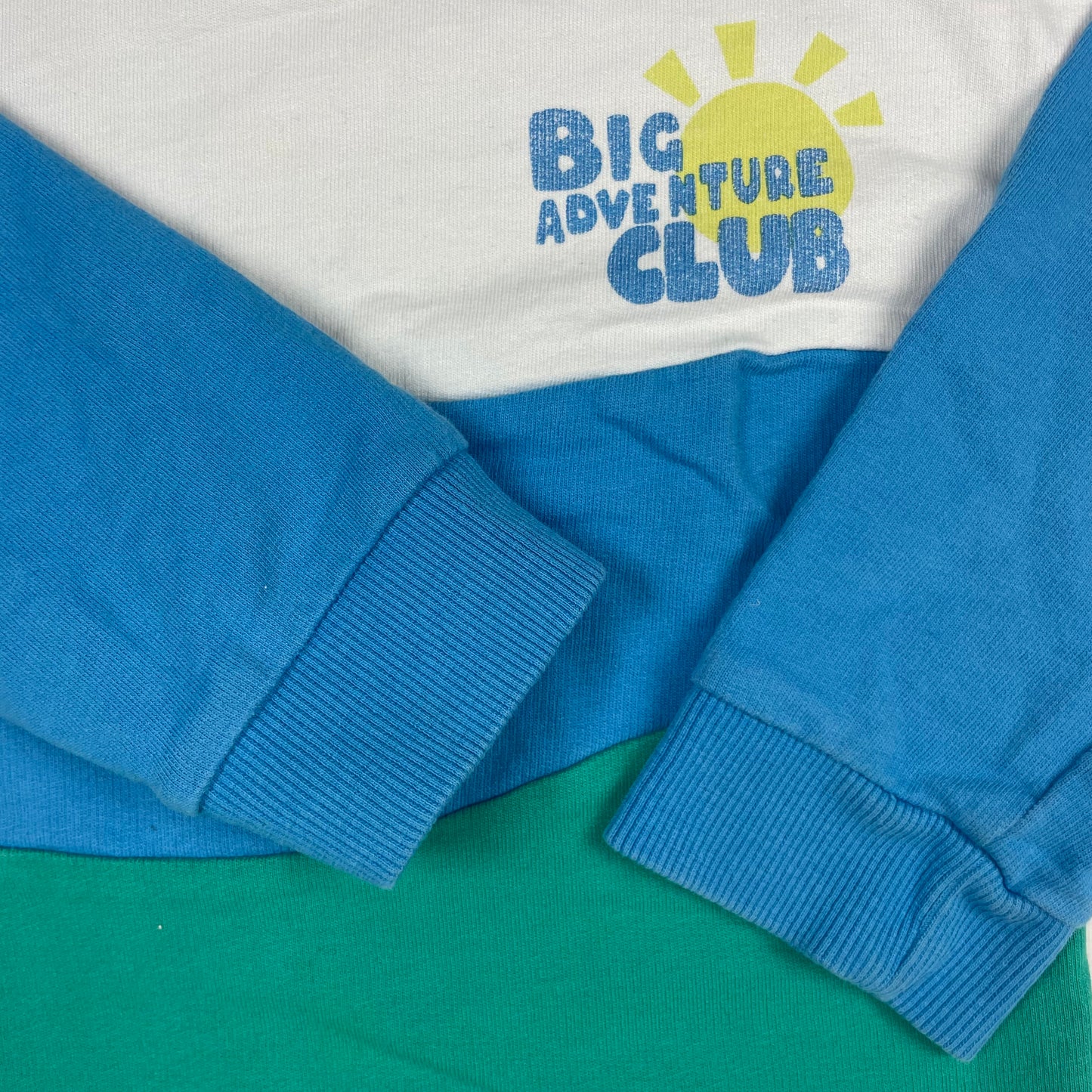 Weiß-blauer Baumwoll-Pullover mit "Big Adventure Club" Druck. – detail