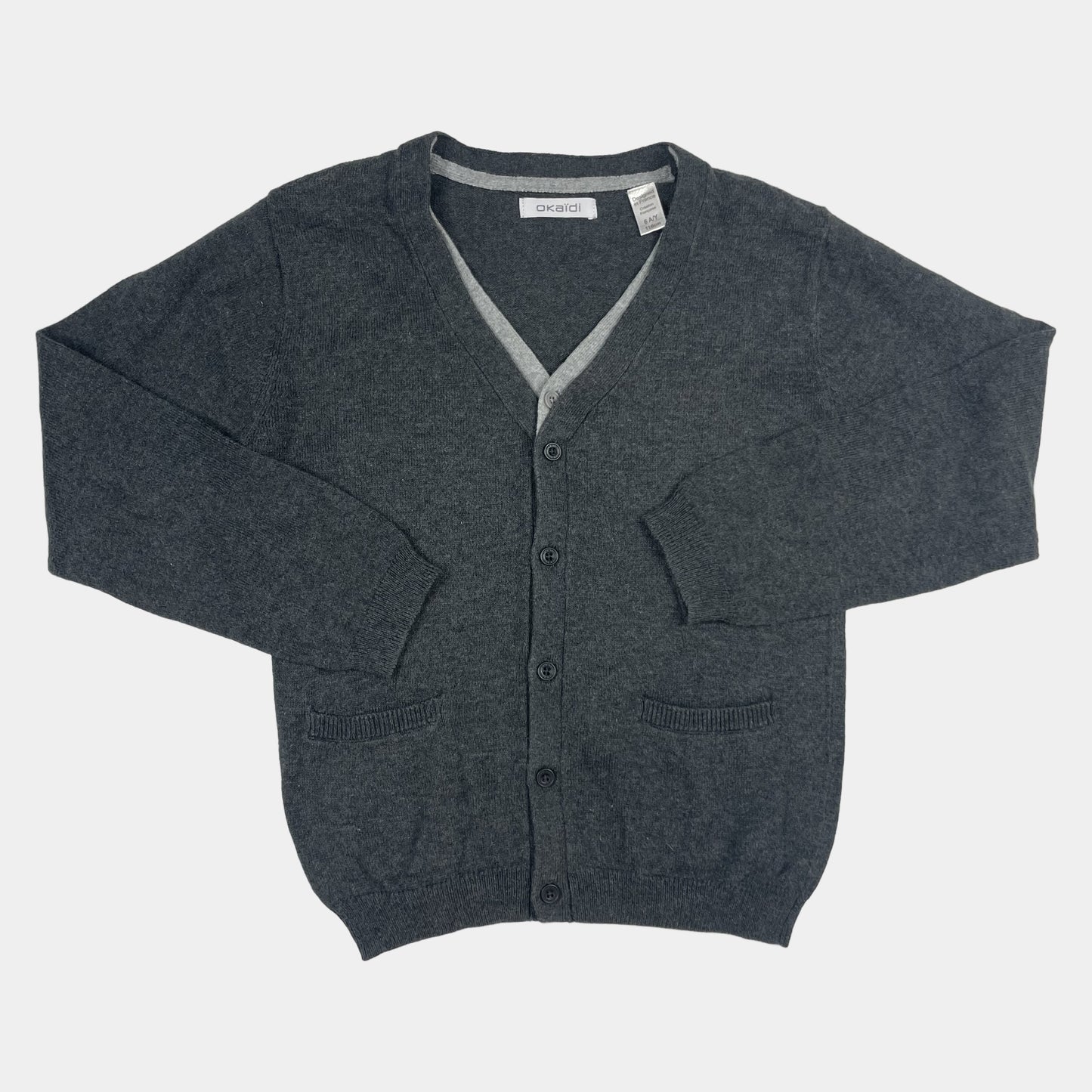 Graue Strickjacke mit V-Ausschnitt, Knopfleiste und Taschen von Okaïdi, Größe 116cm – front