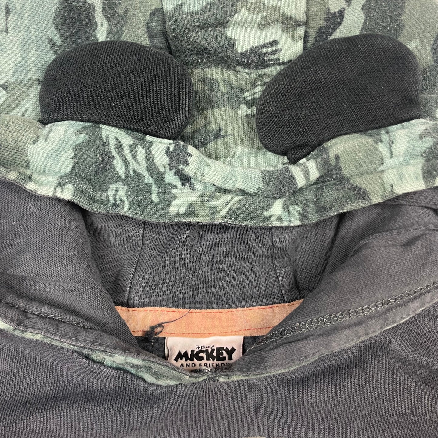 Grauer Kapuzenpullover mit Mickey-Motiv und Aufschrift "Adventure Awaits" – inside