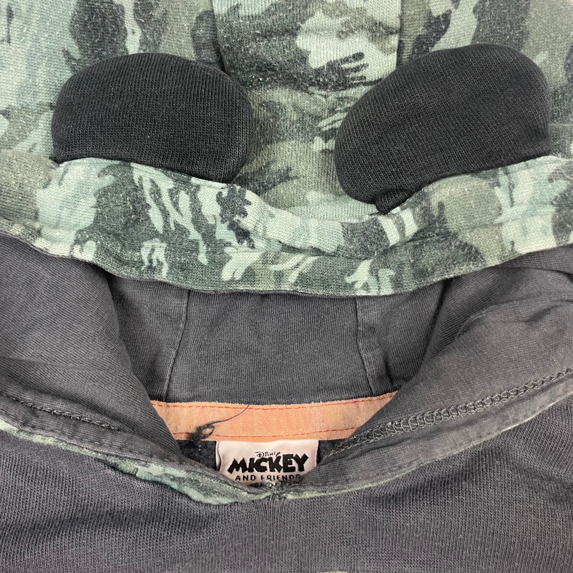 Grauer Kapuzenpullover mit Mickey-Motiv und Aufschrift "Adventure Awaits" – inside
