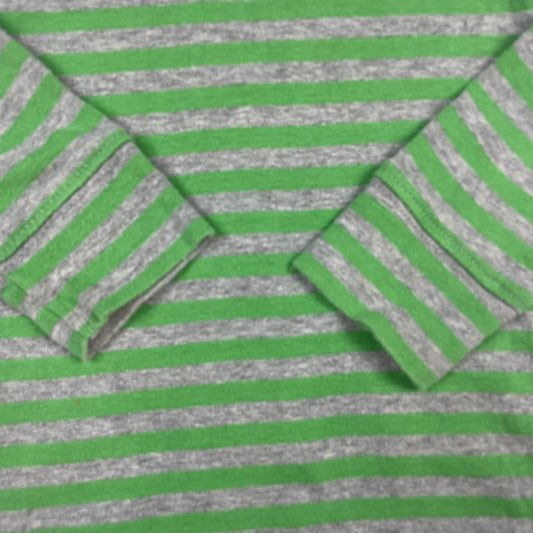 Grüner Baumwoll-Pullover mit grauem Streifenmuster und Rollkragen – detail