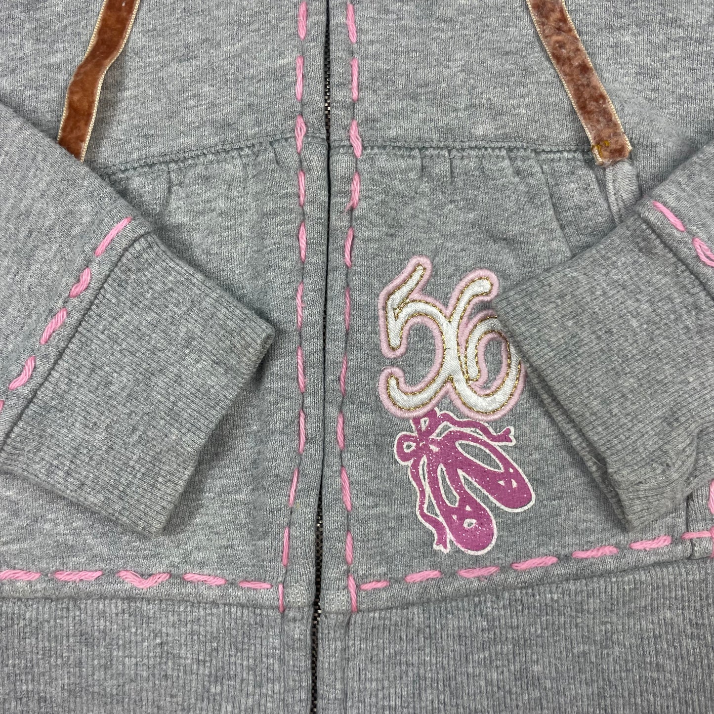 Grauer Kapuzenpullover mit rosa Nähten und Ballarinamotiv – detail