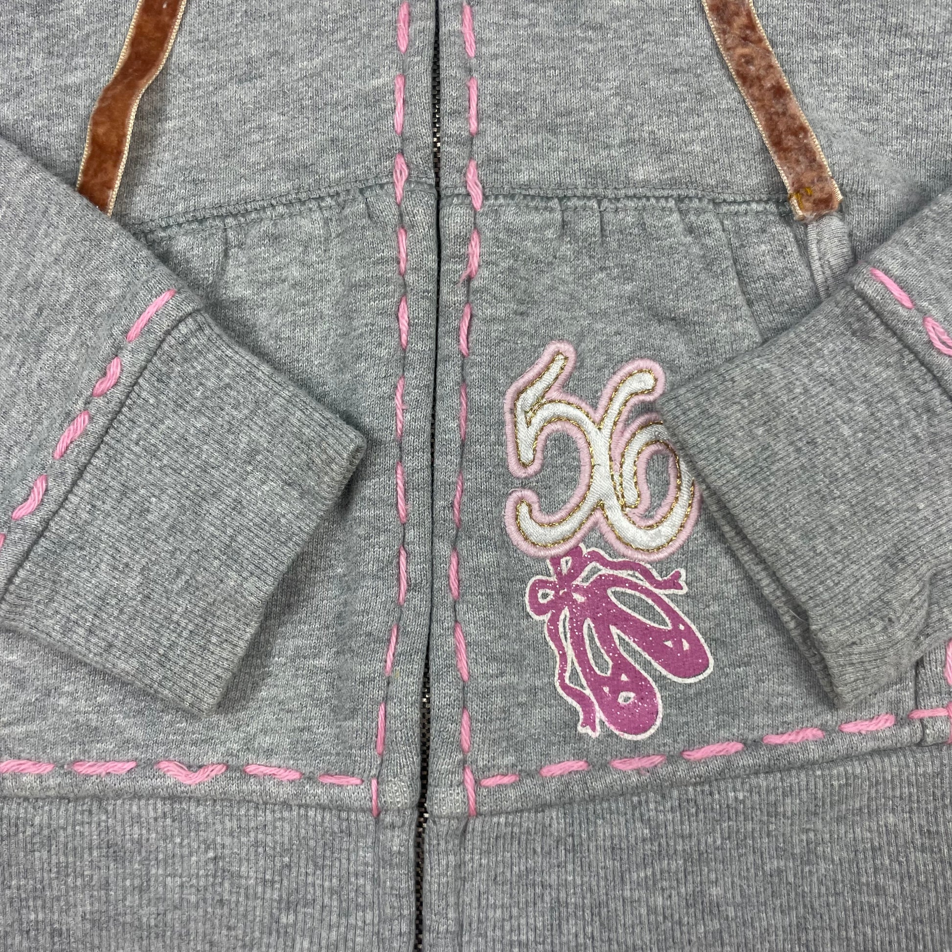 Grauer Kapuzenpullover mit rosa Nähten und Ballarinamotiv – detail