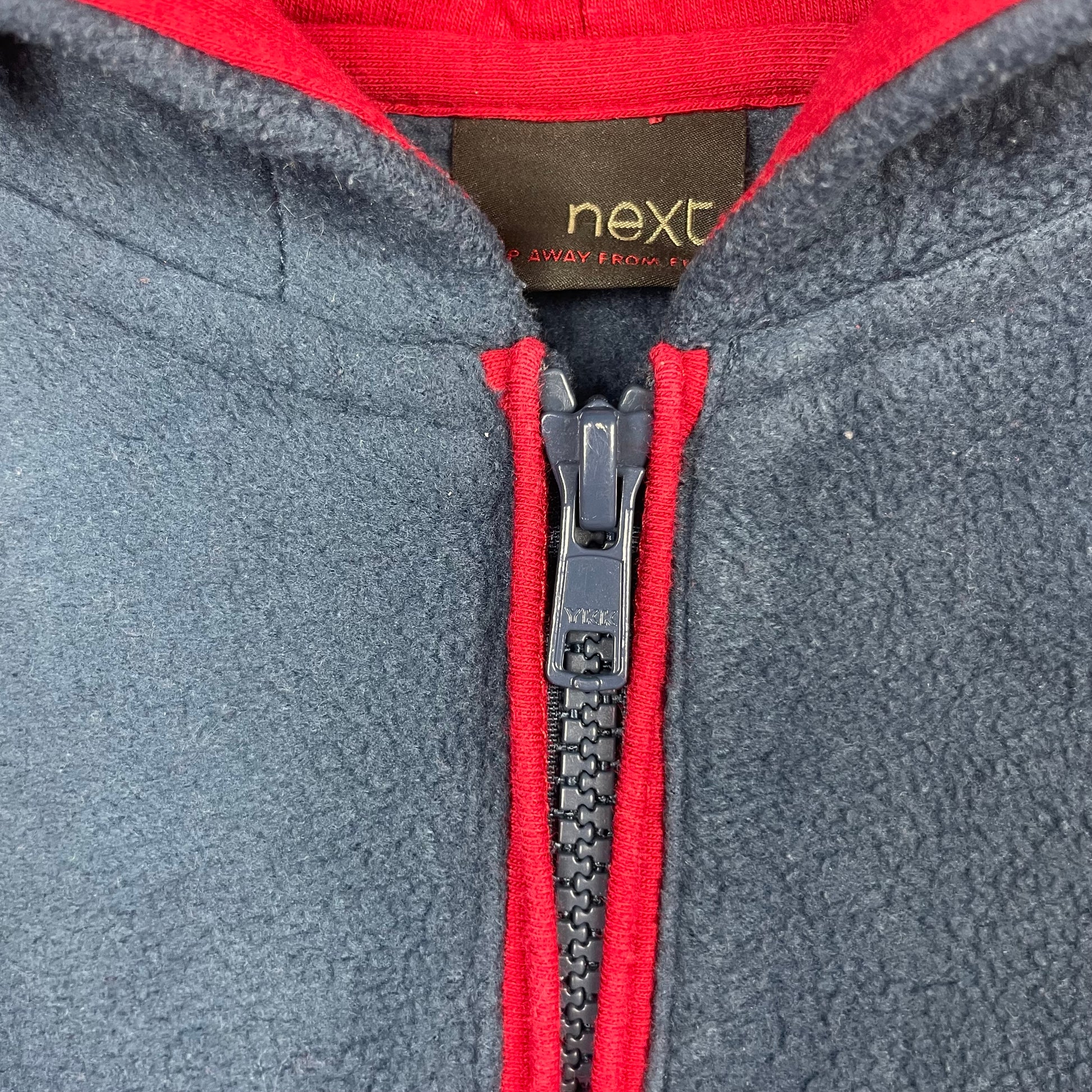 Blauer Fleece-Hoodie mit rotem Innenfutter von Next in Größe 3 Jahre (98 cm) – detail