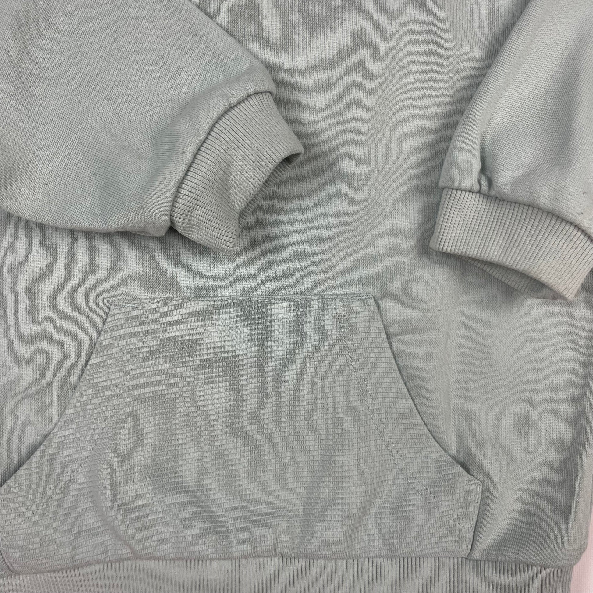 Hellgrüner Sweatshirt mit Tasche, geeignet für Kinder von 12-18 Monaten – detail