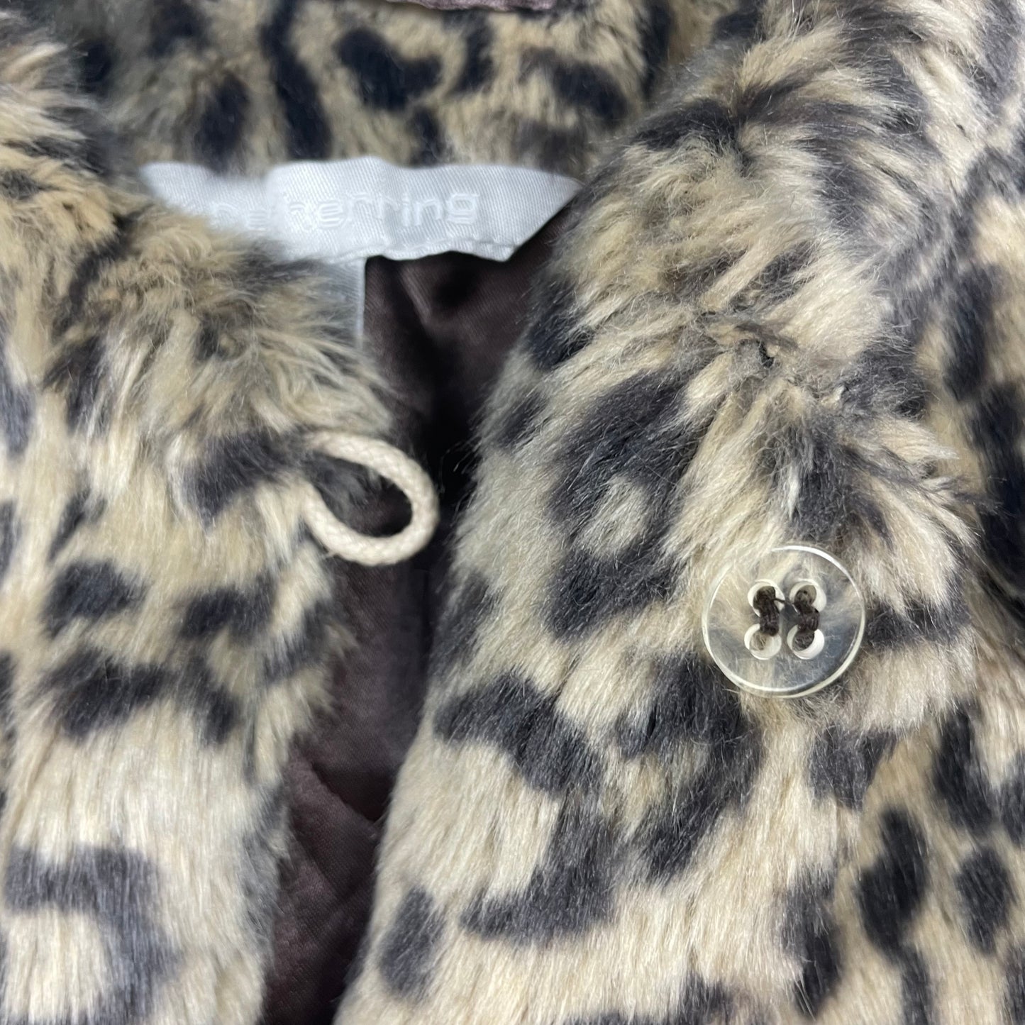 Braune Kunstfelljacke mit Leoparden-Muster und kurzem Schnitt – detail