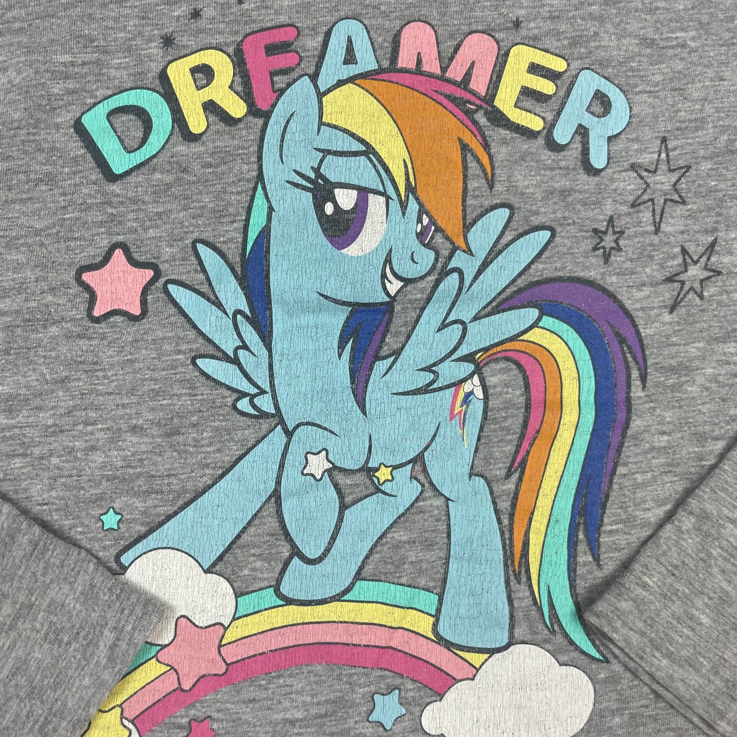 Graues Langarmshirt mit Einhorn-Motiv und dem Schriftzug „Dreamer“ auf der Vorderseite – detail